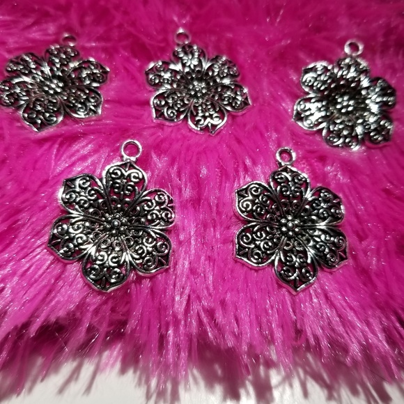Flower Charms - Antique Silver Tone - 5 Charms - Picture 6 of 8